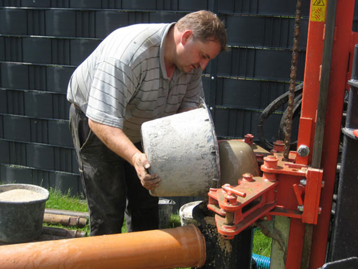 Michael Badde bei Brunnenarbeiten
